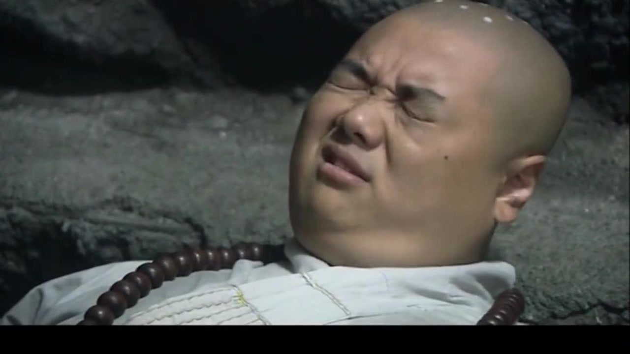广亮和必清被妖怪囚禁在山洞里,两和尚吓得发抖,紧紧抱住彼此