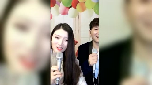 歌手冷漠今日生日,媳妇杨小曼直播现场送上幸福的一吻!好开心!
