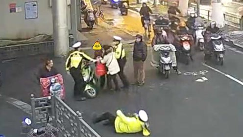 男子高速上抢拽大客车司机方向盘 被乘客一脚踹飞