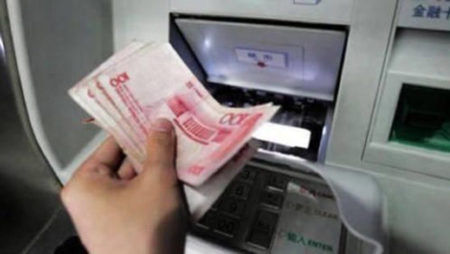 为什么银行员工总让客户去atm机上取钱?背后猫腻才清楚,涨知识!
