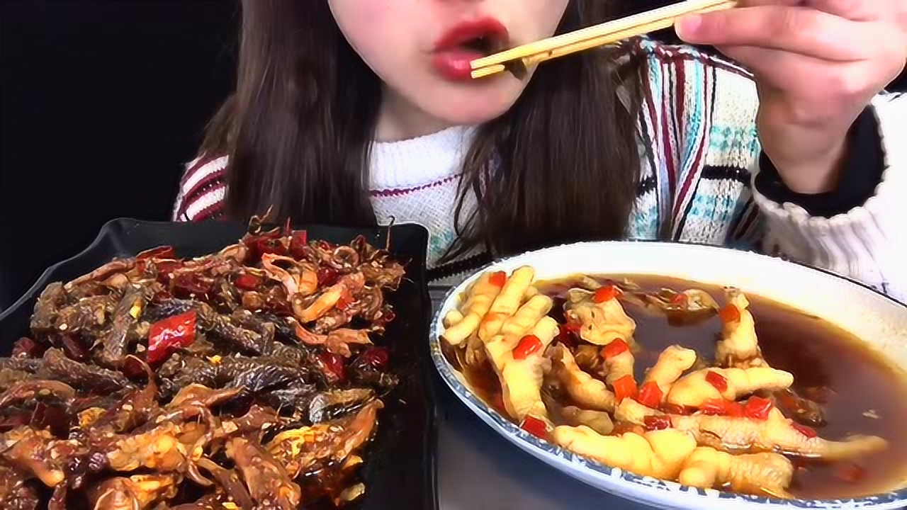 美女吃自制的无骨鸡爪,看着真香!