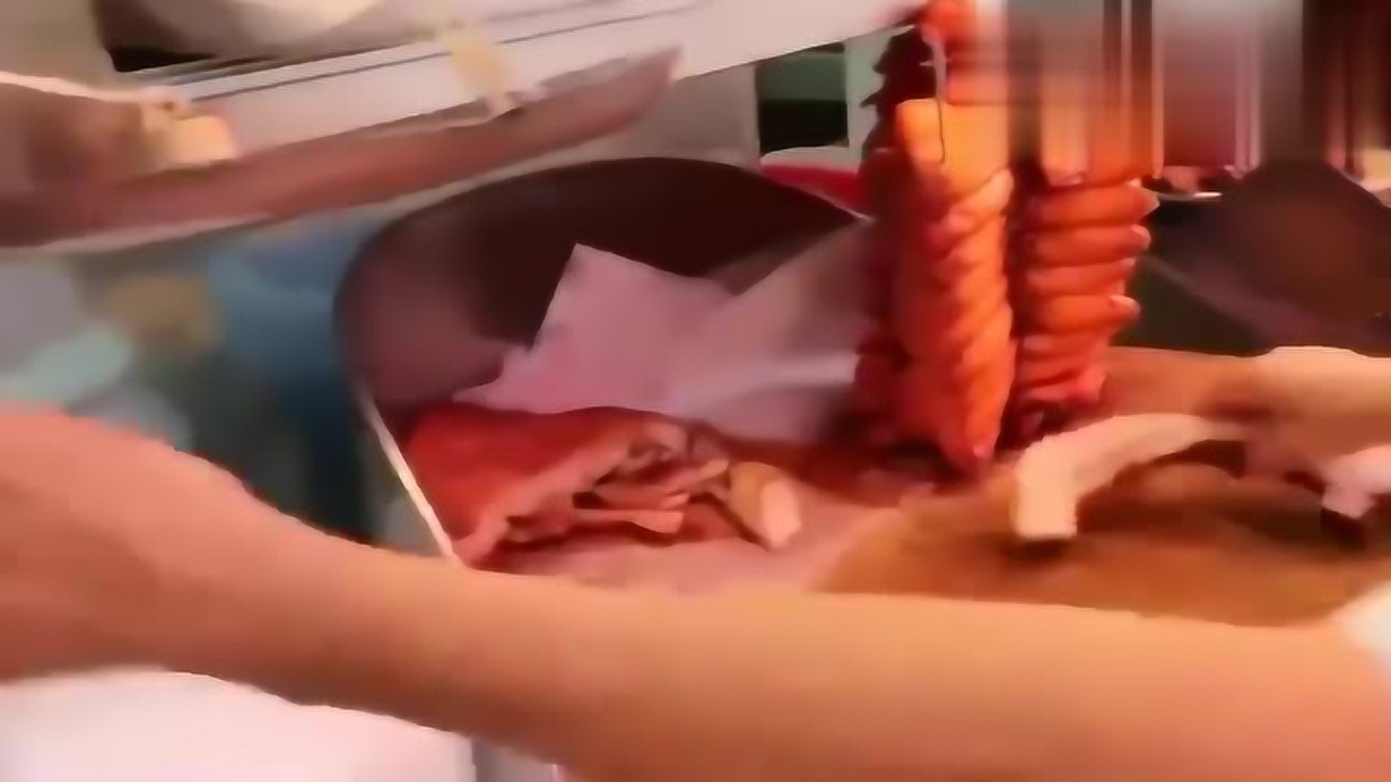 香港的烧肉真是贵,这么点就100元,整只买岂不是要近万元!
