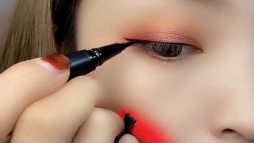 教给大家一个快速画眼线的方法,简单又好看,你们可以来尝试一下!