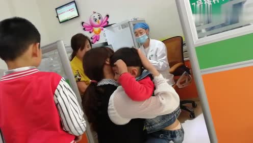 孩子打预防针太闹腾,妈妈愤怒一推,包含多少无奈