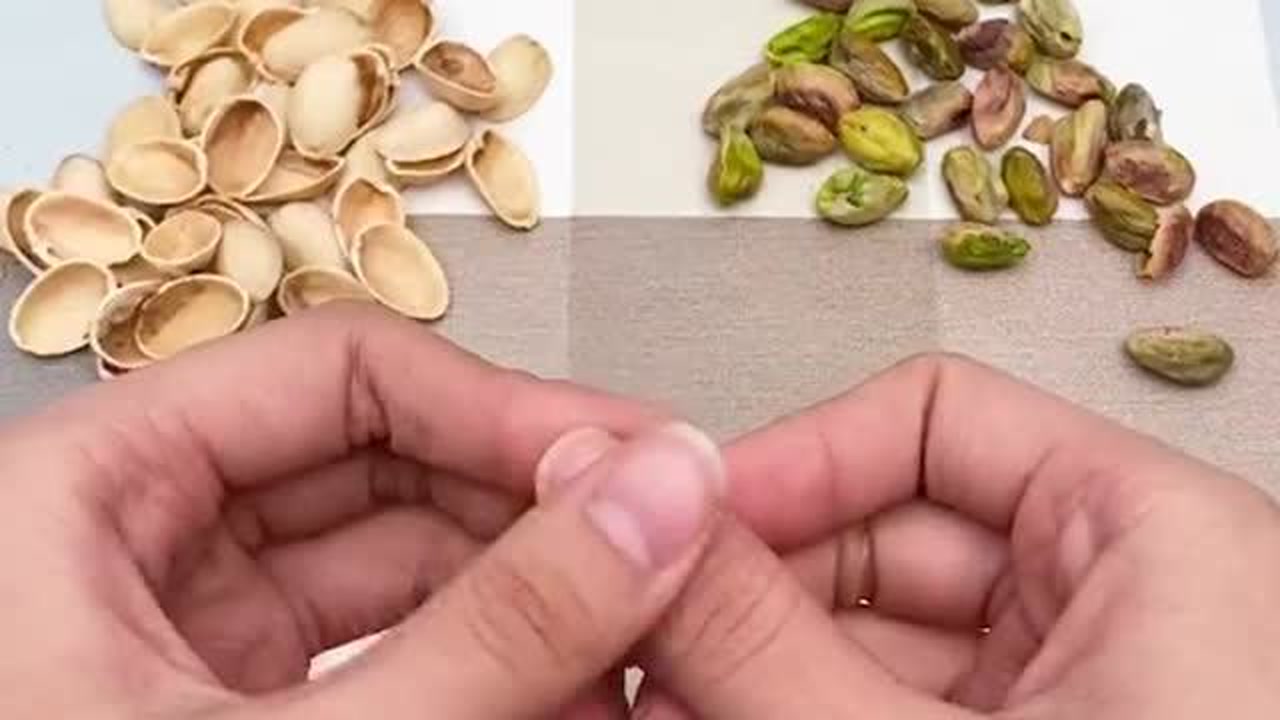 老婆用指甲剥开心果手疼,老公买的一款剥壳神器,各种坚果都能轻松搞定