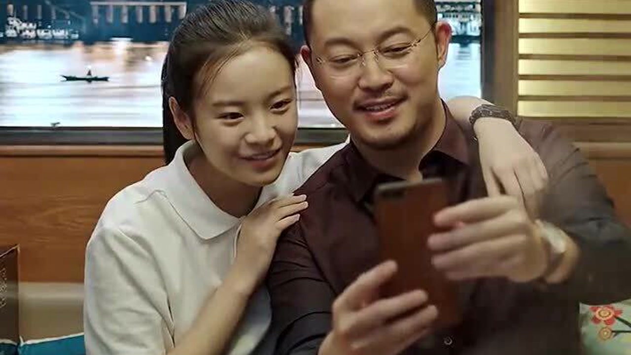 女儿真是爸爸的贴心小棉袄,乔卫东满眼都是英子,乔卫东女友都吃醋了!
