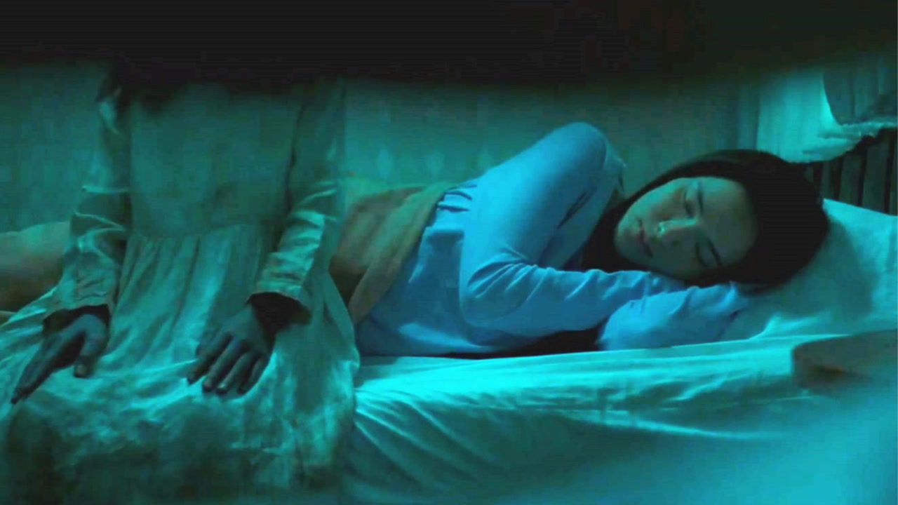 小伙睁开眼一看,姐姐床边竟坐着一女鬼,当场吓醒!