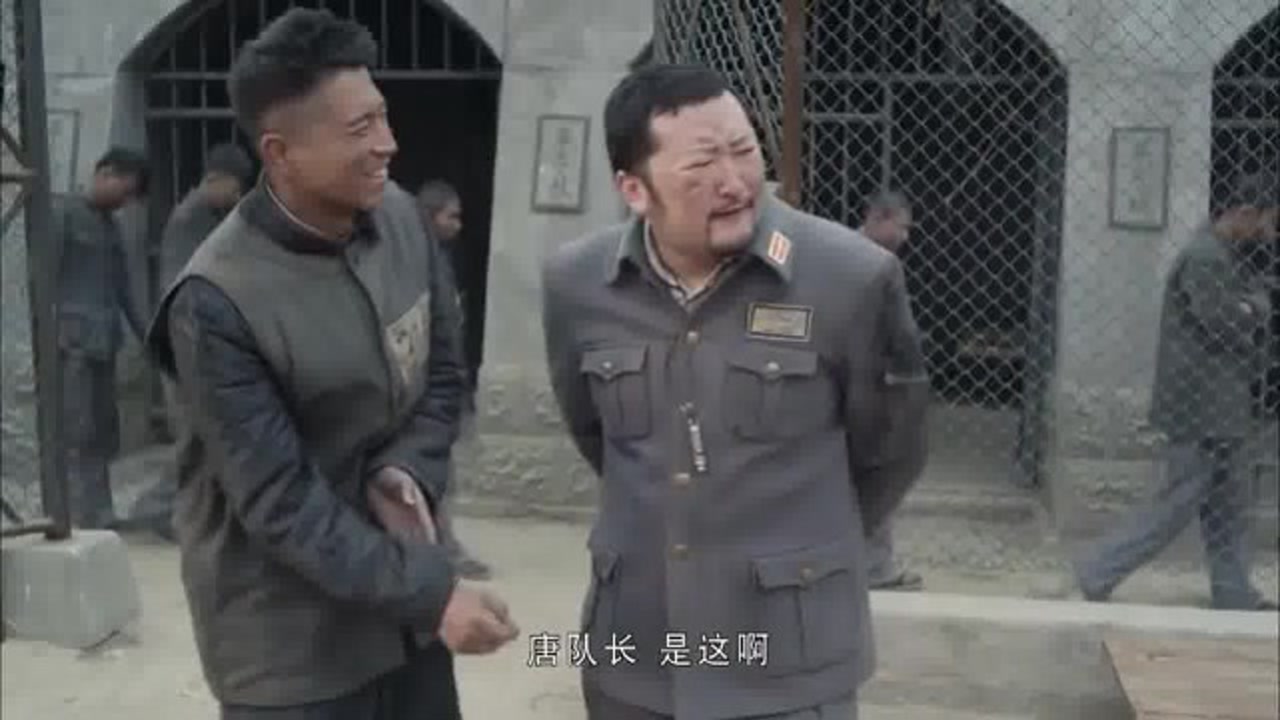 铁在烧:葛十三找上唐队长,拿袖子给人擦皮鞋,为保命啥都干