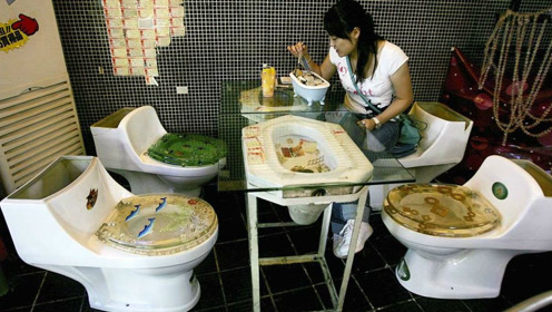 世界上最恶心的餐厅,拿马桶当碗吃饭,得多饿的人才会来吃饭?