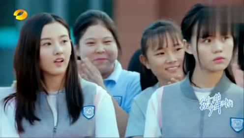 《我们的少年时代》唐缇凭借精彩的洛丽塔走秀获得了同学们的认可
