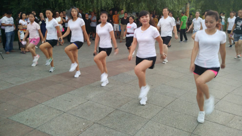 曳步广场舞夜场美女多多继续开嗨