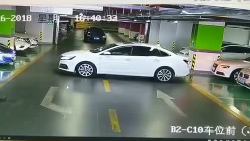 百汇广场车祸事件，黑色宝马轿车撞击停车场墙壁