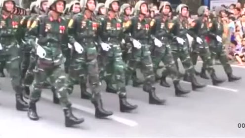 《大阅兵》越南阅兵画面,猛一看以为是解放军,又一看尴尬了!