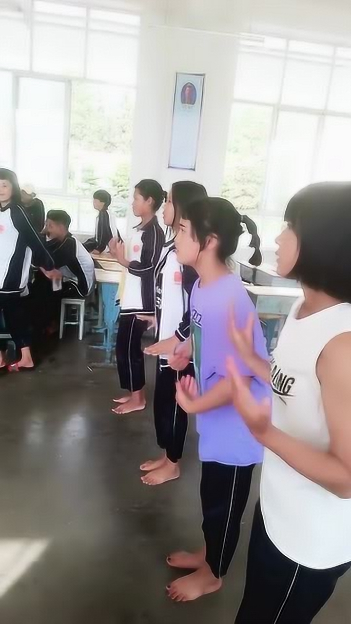 别人班级的小姐姐,在教室排练舞蹈,还有3个光脚跳呢