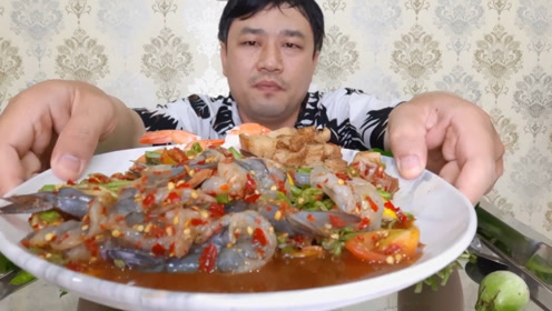 泰国小哥吃虾仁和炒五花肉,搭配香菜和小茄子,米饭捏成小团吃