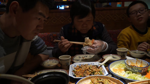 到石家庄的京味饭店吃饭,服务员把阿远逗乐了,薄饼卷肉吃到撑