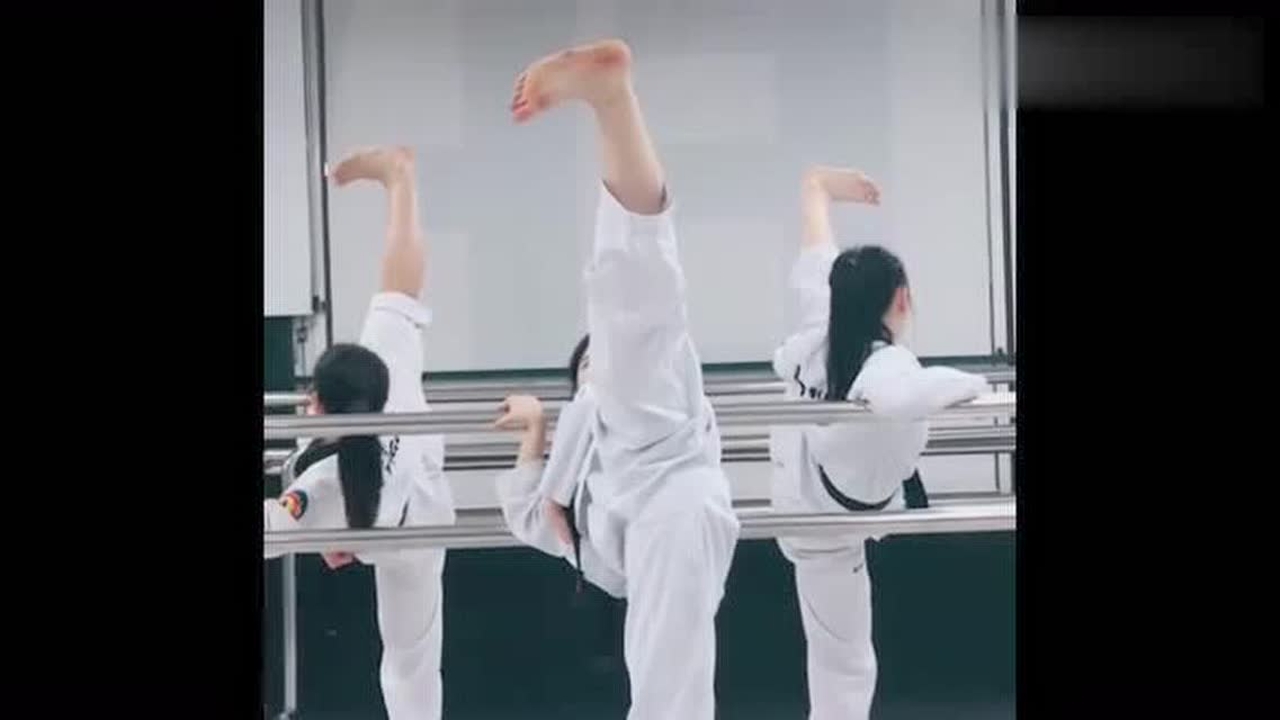 三倍流畅播放 4k超清体验  00:20   跆拳道少女练习一字马高踢,没想到