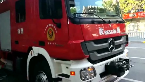 深圳消防站出警.一排排消防车,在路边静静等候!