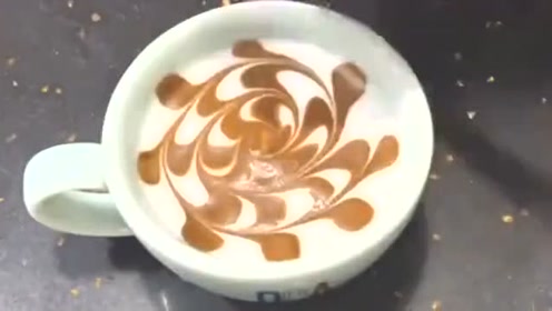 咖啡拉花听说很难,可是小姐姐怎么做出来这么简单,看得我有点动心!