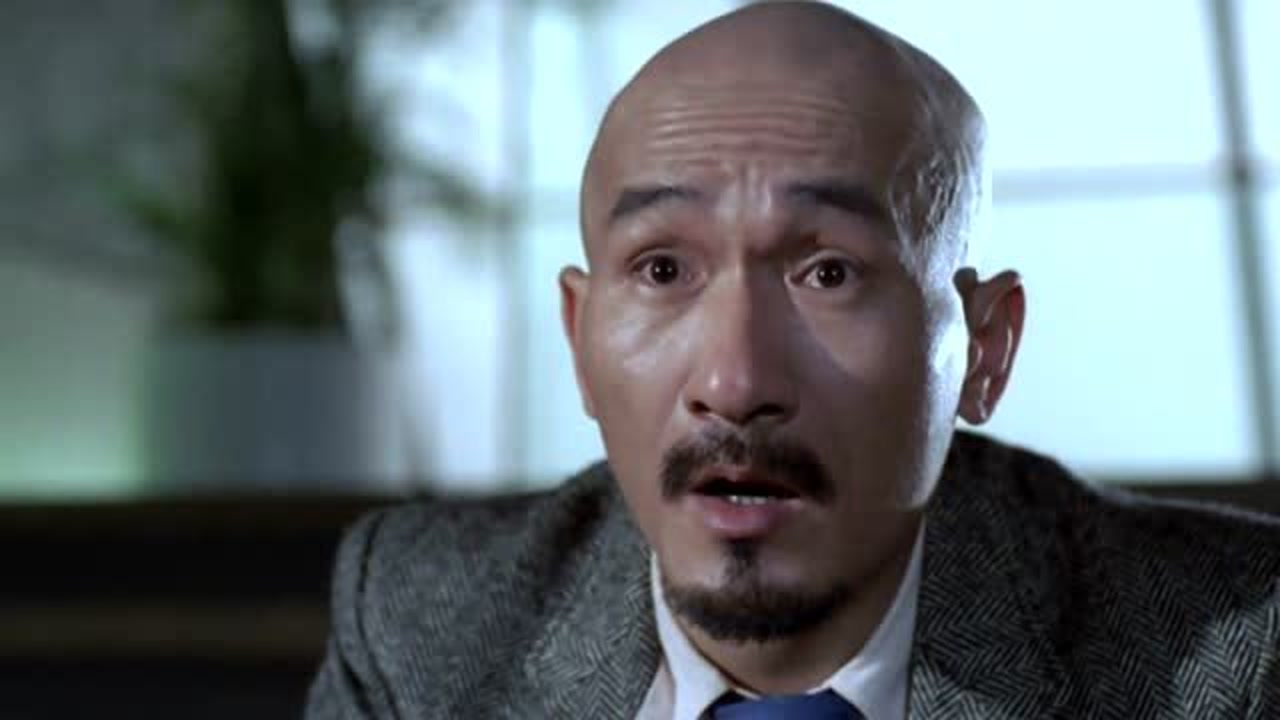 光头佬跟胖子玩赌枪,他连开五枪都没中,真是太幸运了