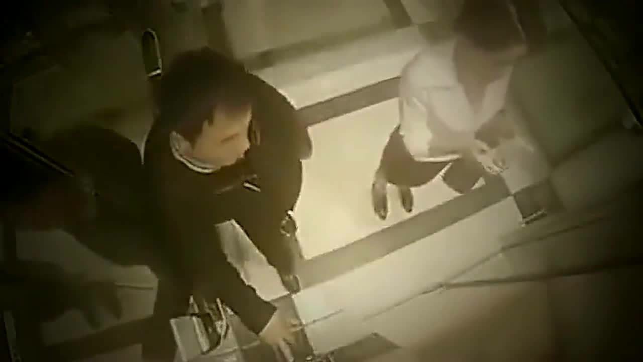 监控:男子在电梯里按耐不住,对女子动手动脚,结果被女子一巴掌给打懵