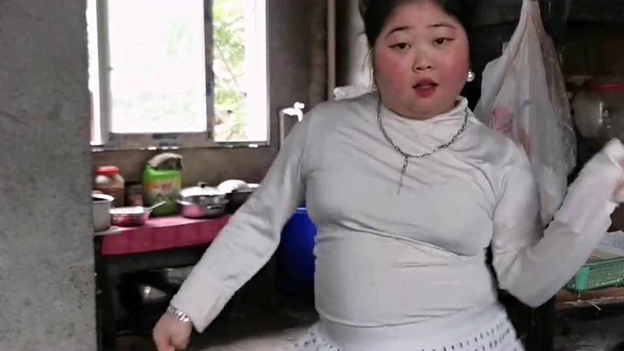 果然每个胖子都是潜力股,农村胖妹舞姿动作妖娆,而且一点也不输给专业