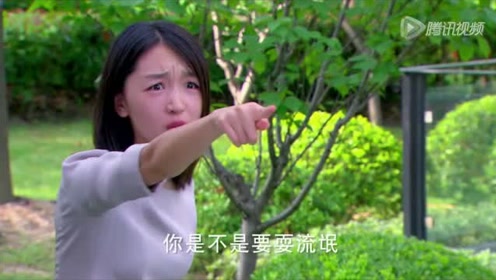 女巨人口小人_女巨人踩小人
