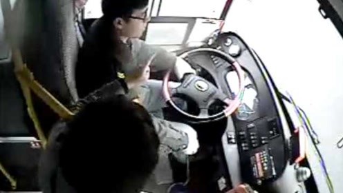 男子高速上抢拽大客车司机方向盘 被乘客一脚踹飞