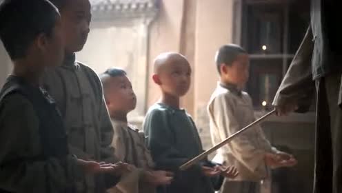 几个孩子在祠堂罚跪,被打手板看着都疼,人人都说族长做得对!
