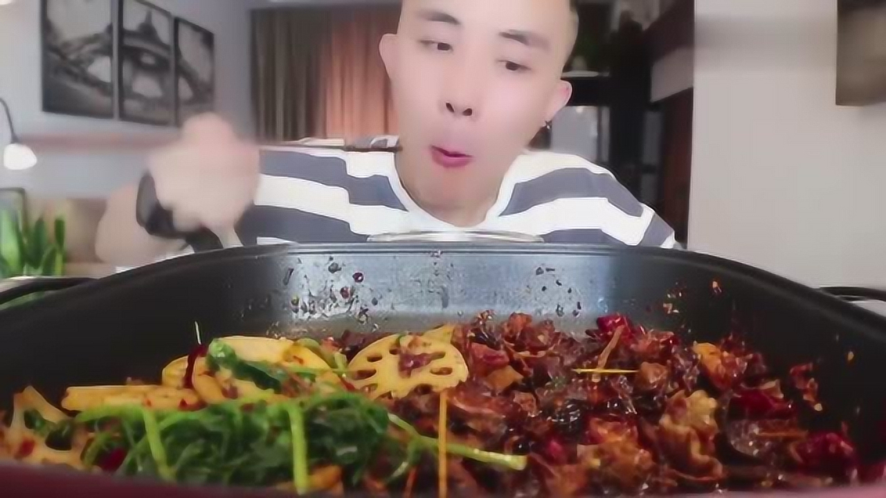 大胃王光小强,直播吃麻辣香锅,结果被辣的不行