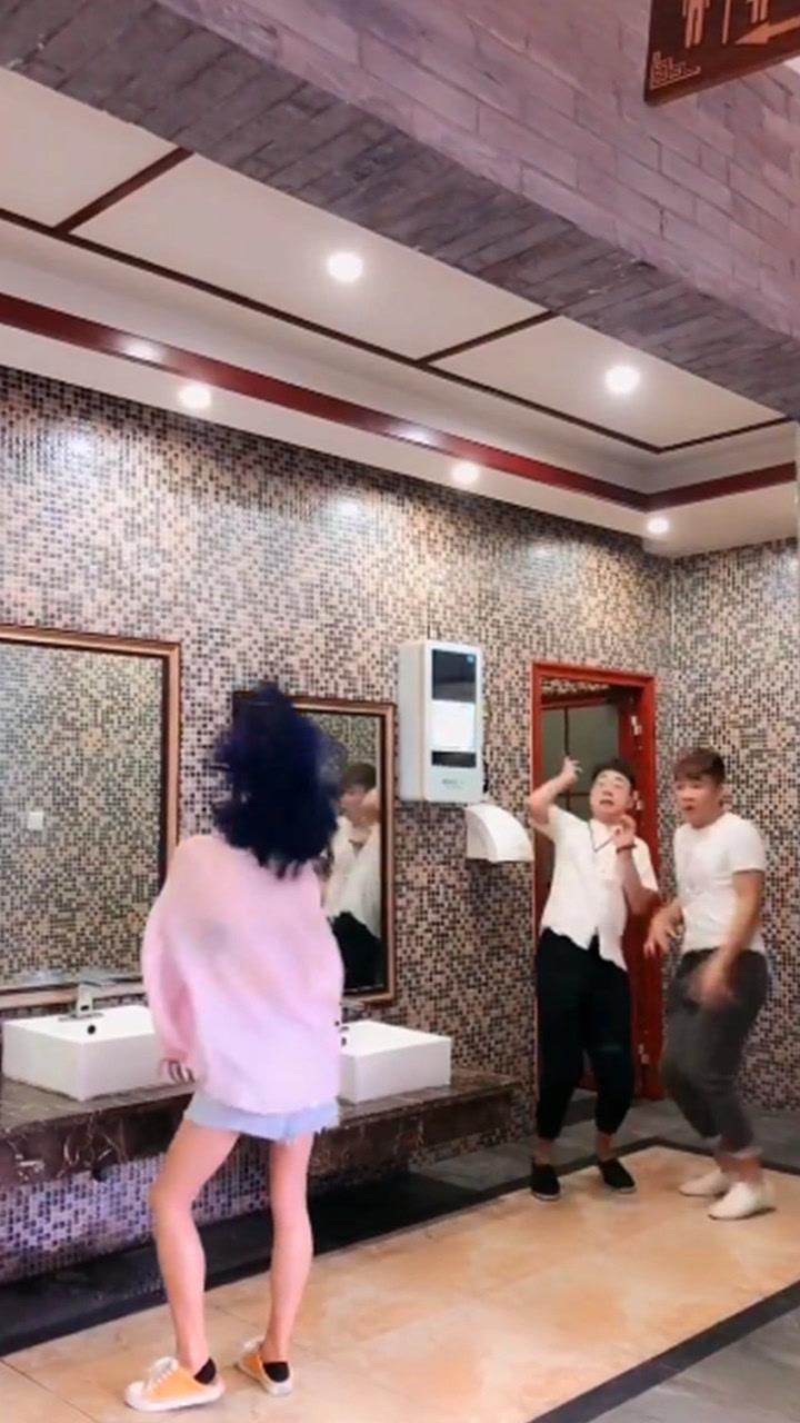 为什么越来越多的女孩子都喜欢在厕所里蹦迪了