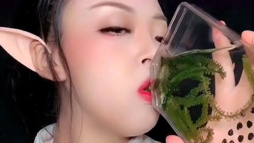 美女喝酒壶里的饮料,咕咚一口气直接喝完,网友:这是我向往的生活!