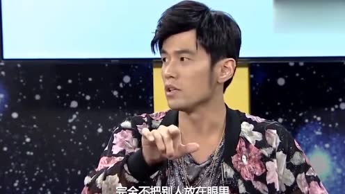 周杰伦自称是阳光男孩,坐豪车上耍酷,不愧是"哥中之哥