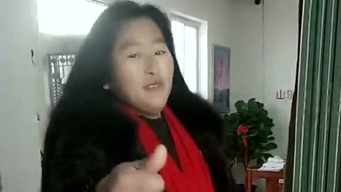 大衣嫂一改邋遢形象,穿皮草大衣商演秒变贵妇