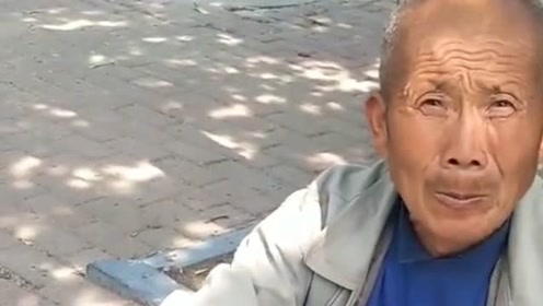 老人顶着高温卖鸡蛋,我全买了又给他买了回家的车票,他竟感动的哭了