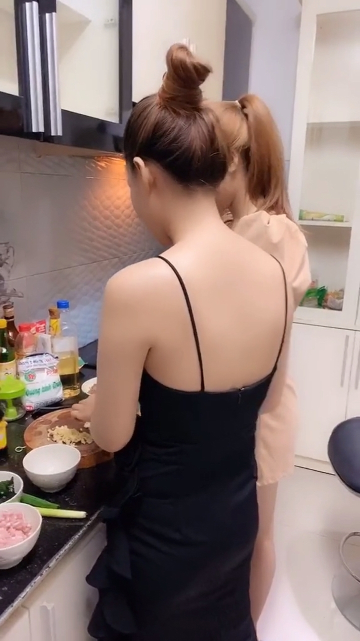 越南美女在做饭 你知道她们做什么菜吗