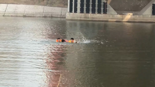 济宁一女子寒冬跳河轻生,消防员零下河中紧急救援