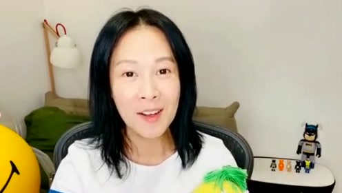 50岁刘若英素颜在家唱歌,声音温柔超治愈,网友:皮肤状态不错