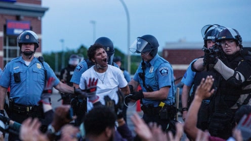 终究还是发生了!美国暴乱持续升级,给了新冠疫情"反扑"的机会