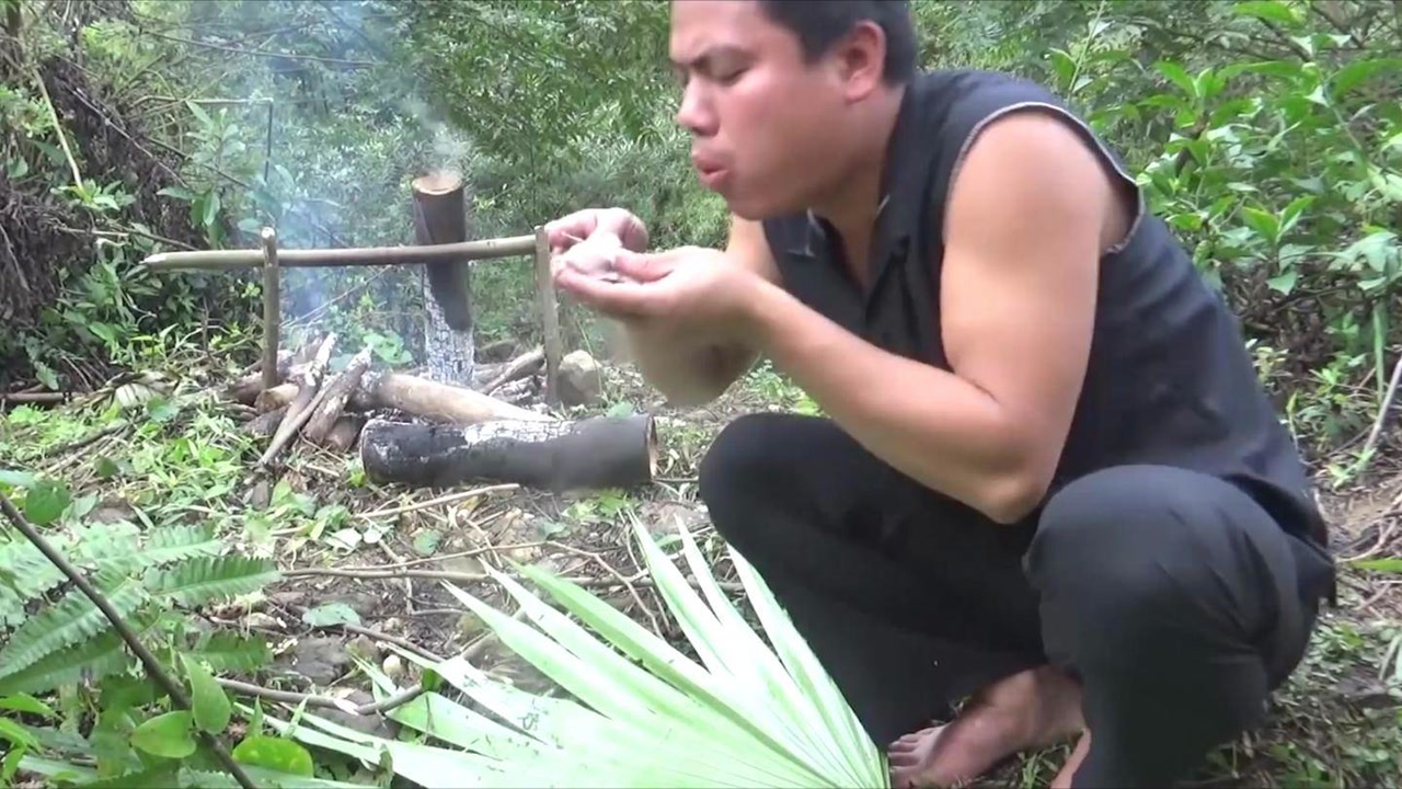 01:38   野食村花野外吃竹筒蒸鱼,谁知突然肚子疼,这下被野食小哥偷吃