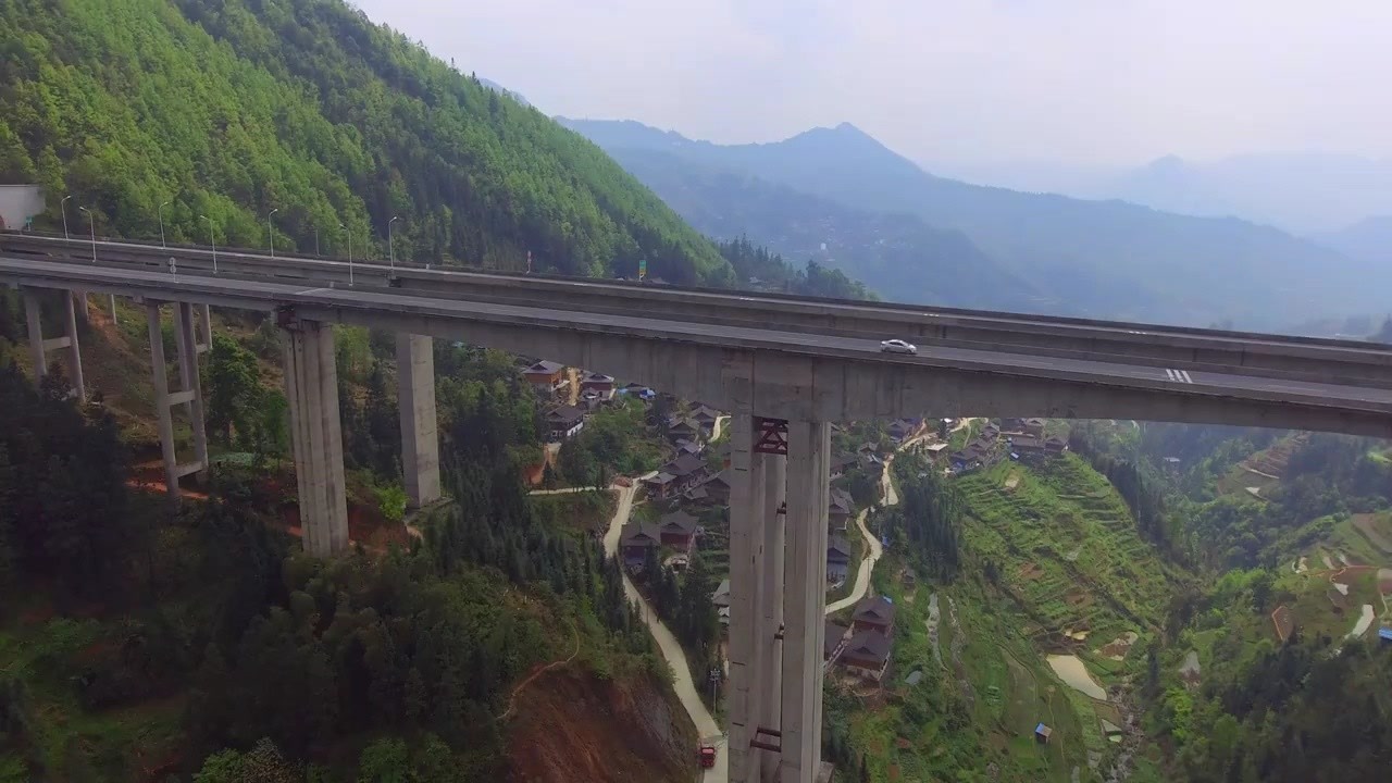 航拍贵州大山里的高速公路,如此壮观的高架桥,犹如一条天路
