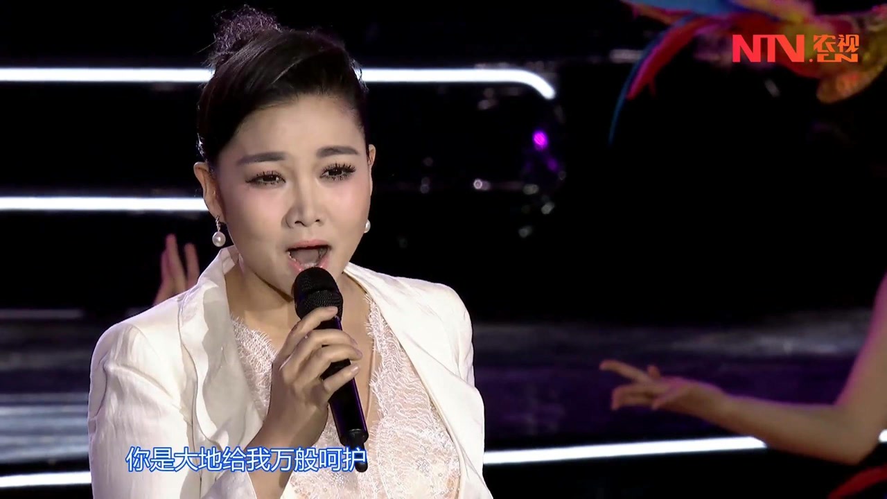 王莉深情演唱《不忘初心,歌声振奋人心,听得人心潮澎湃!