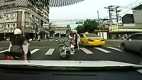 交警小举动 温暖路人心
