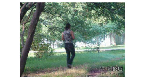 公园内疯狂拉客,摸一摸10元钱,12元山下直接"了事"