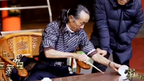 老江湖艺人王宝和在吴桥杂技大世界的表演