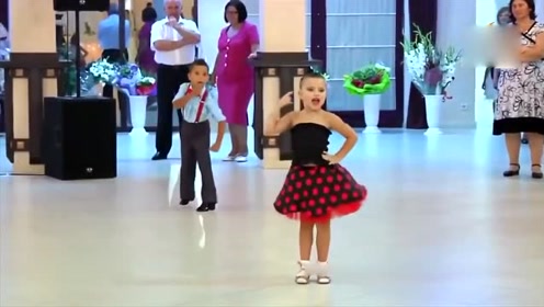 太萌了!5岁小男孩小女孩跳拉丁舞 这速度和表情完全国际大腕