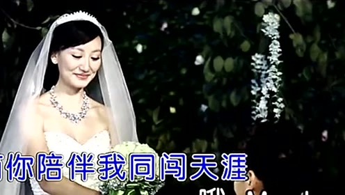 洁白的婚纱_洁白的婚纱手捧着鲜花