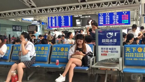 太原南站:危急!男子突然晕倒滚下楼梯