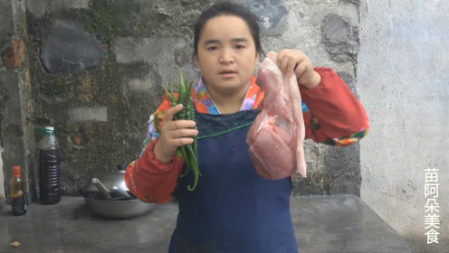 苗大姐做青椒肉丝,肉多辣椒多,再来个蔬菜,米饭吃得啰啰香