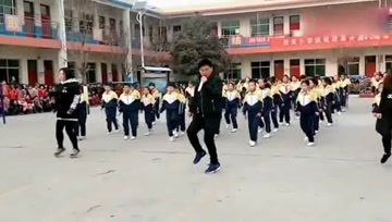 校长带领学校师生享受幸福教育，在大课间跳这种舞！网友：好校长